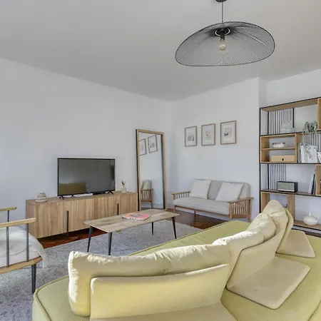 Roomy & Bright Flat, Balcony-by The Eiffel Tower شقة *