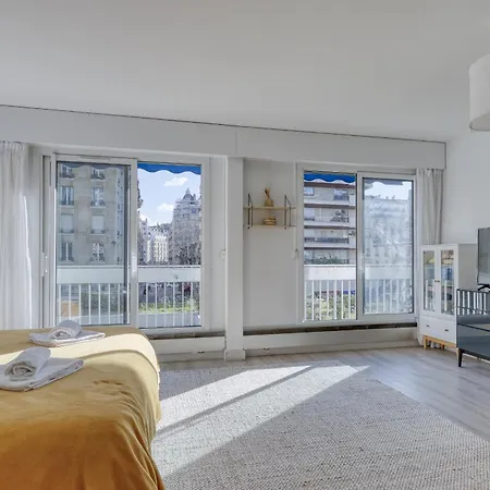 شقة Roomy & Bright Flat, Balcony-by The Eiffel Tower *